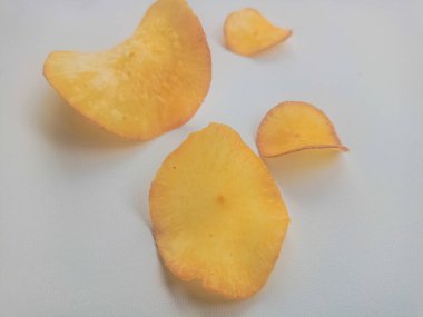 Keripik singkong ya da Cassava cipsi dilimlenmiş kasavadan yapılan ve sonra kızartılmış. Arka planda izole edilmiş.