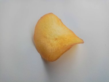 Keripik singkong ya da Cassava cipsi dilimlenmiş kasavadan yapılan ve sonra kızartılmış. Arka planda izole edilmiş.