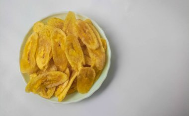 Keripik Pisang ya da muz cipsi, arka planda izole edilmiş geleneksel bir atıştırmalık türüdür.