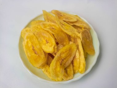 Keripik Pisang ya da muz cipsi, arka planda izole edilmiş geleneksel bir atıştırmalık türüdür.