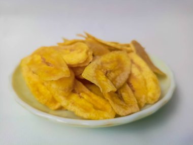 Keripik Pisang ya da muz cipsi, arka planda izole edilmiş geleneksel bir atıştırmalık türüdür.