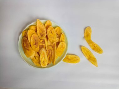 Keripik Pisang ya da muz cipsi, arka planda izole edilmiş geleneksel bir atıştırmalık türüdür.