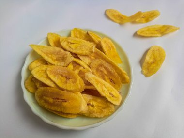 Keripik Pisang ya da muz cipsi, arka planda izole edilmiş geleneksel bir atıştırmalık türüdür.