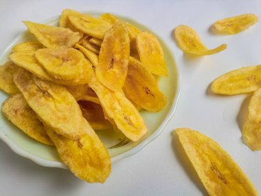 Keripik Pisang ya da muz cipsi, arka planda izole edilmiş geleneksel bir atıştırmalık türüdür.
