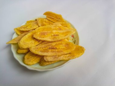 Keripik Pisang ya da muz cipsi, arka planda izole edilmiş geleneksel bir atıştırmalık türüdür.