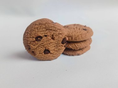 yuvarlak çikolatalı kekler ve kremayla dolu pastalar izole edilmiş, beyaz bir arka planda..