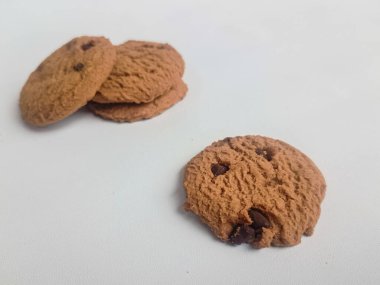 yuvarlak çikolatalı kekler ve kremayla dolu pastalar izole edilmiş, beyaz bir arka planda..