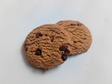 yuvarlak çikolatalı kekler ve kremayla dolu pastalar izole edilmiş, beyaz bir arka planda..