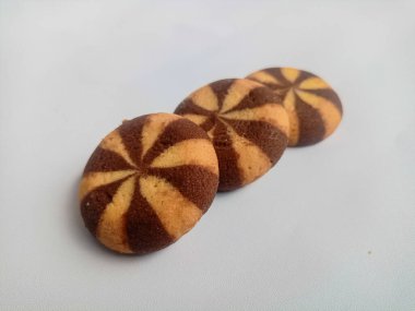 Beyaz arka plan üzerinde izole Çikolata dolgulu bisküvi