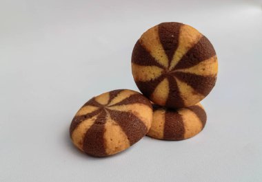 Beyaz arka plan üzerinde izole Çikolata dolgulu bisküvi