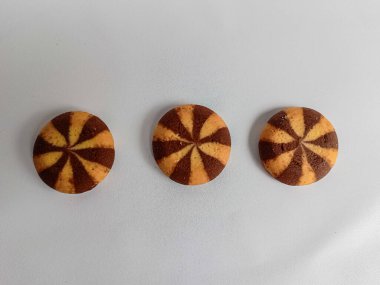 Beyaz arka plan üzerinde izole Çikolata dolgulu bisküvi