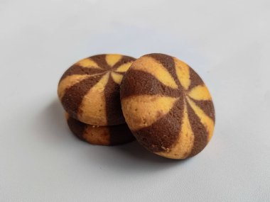 Beyaz arka plan üzerinde izole Çikolata dolgulu bisküvi