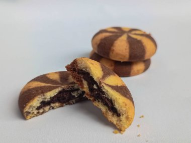 Beyaz arka plan üzerinde izole Çikolata dolgulu bisküvi