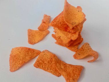Beyaz bir arka planda tortilla cips