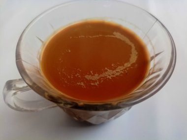 Arka planda izole edilmiş bir fincan sıcak kahve..