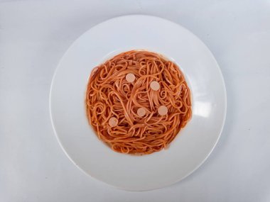 İtalyan spagetti makarna ve domates sosunun leziz aperatifi.