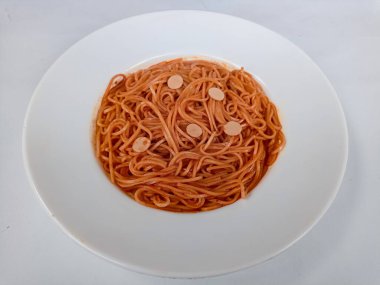 İtalyan spagetti makarna ve domates sosunun leziz aperatifi.