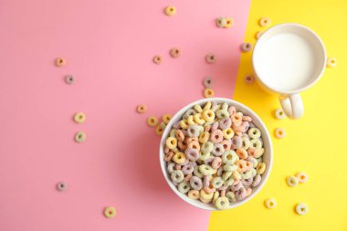 Kahvaltı için çok renkli mısır halkaları. 