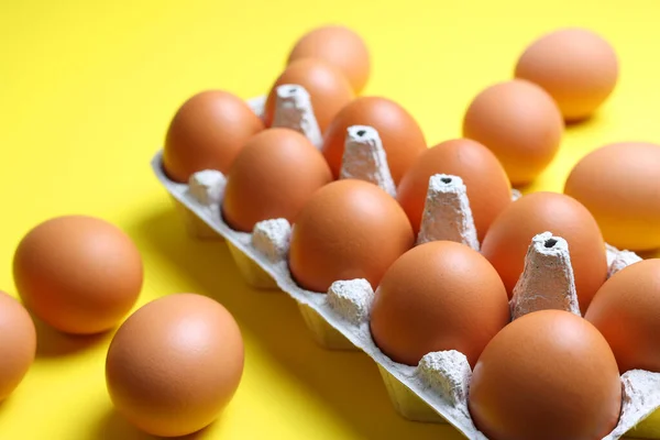 色付きの背景に新鮮な農場の卵 高品質の写真 — ストック写真