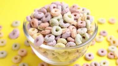 Kahvaltı için çok renkli mısır halkaları. 