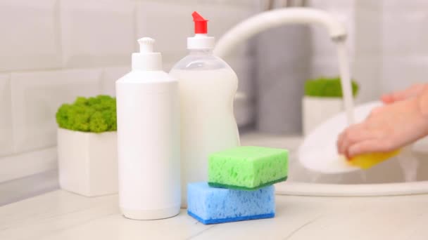 Απορρυπαντικό Για Πλύσιμο Των Πιάτων Τον Καθαρισμό Τις Οικιακές Εργασίες — Αρχείο Βίντεο