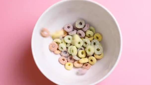 Різнокольорові Кукурудзяні Кільця Сніданок — стокове відео