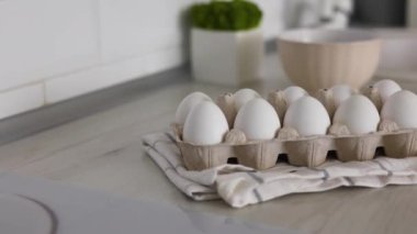 Mutfakta taze çiftlik yumurtaları var. Yüksek kalite 4k görüntü