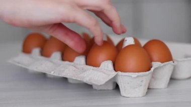 Mutfakta taze çiftlik yumurtaları var. Yüksek kalite 4k görüntü