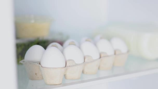 Buzdolabında Taze Çiftlik Yumurtaları Var Yüksek Kalite Görüntü — Stok video