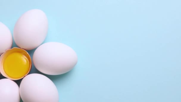 Renkli Arka Planda Taze Çiftlik Yumurtaları Yüksek Kalite Fotoğraf — Stok video
