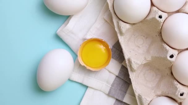 色付きの背景に新鮮な農場の卵 高品質の写真 — ストック動画