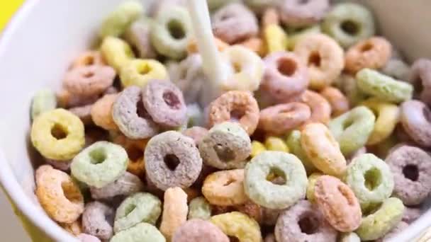 Многоцветные Кукурузные Кольца Завтрак — стоковое видео