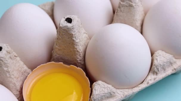 Świeże Jaja Hodowlane Kolorowym Tle Wysokiej Jakości Zdjęcie — Wideo stockowe