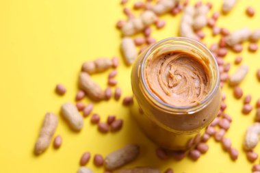 Renkli arka planda fıstık ezmesi. Yüksek kalite fotoğraf