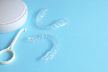 Dişleri hizalamak için hizalayıcılar 