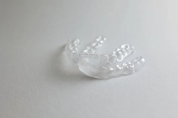 Dişleri hizalamak için hizalayıcılar 