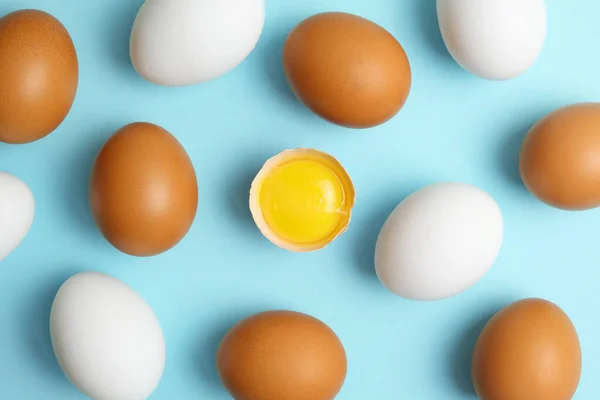 Renkli arka planda taze çiftlik yumurtaları. Yüksek kalite fotoğraf