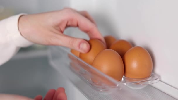 Свежие Яйца Холодильнике Высококачественные Кадры — стоковое видео