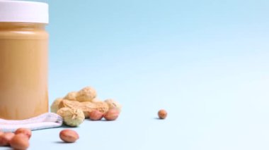 Renkli arka planda fıstık ezmesi ve çiğ fıstık. Yüksek kalite fotoğraf