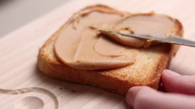 Lezzetli fıstık ezmeli tost hazırlayan kadın. Yüksek kalite 4k görüntü
