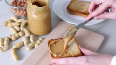 Lezzetli fıstık ezmeli tost hazırlayan kadın. Yüksek kalite 4k görüntü