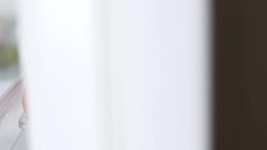 Buzdolabında taze çiftlik yumurtaları var. Yüksek kalite 4k görüntü