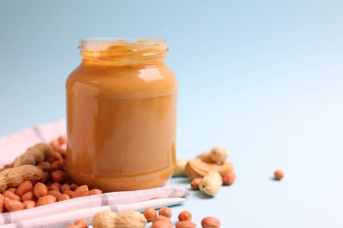 Renkli arka planda fıstık ezmesi ve çiğ fıstık. Yüksek kalite fotoğraf