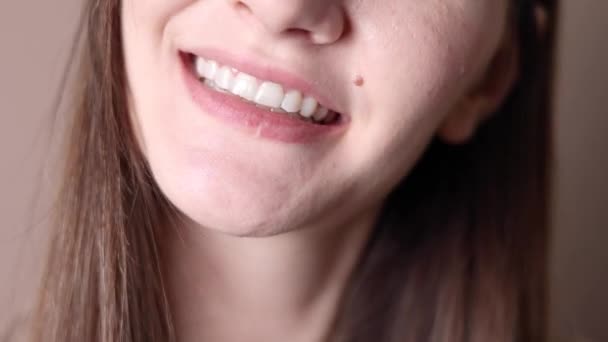 Seorang Gadis Muda Menggunakan Aligner Untuk Meluruskan Giginya Rekaman Berkualitas — Stok Video