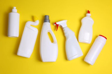 Renkli arka planda farklı temizlik ve dezenfektan ürünleri. Yüksek kalite fotoğraf