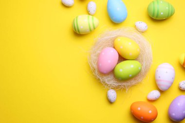 Renkli arka planda Paskalya yumurtaları, şenlikli bir arka plan. Yüksek kalite fotoğraf