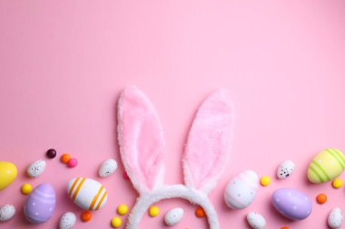 Renkli arka planda Paskalya yumurtaları, şenlikli bir arka plan. Yüksek kalite fotoğraf