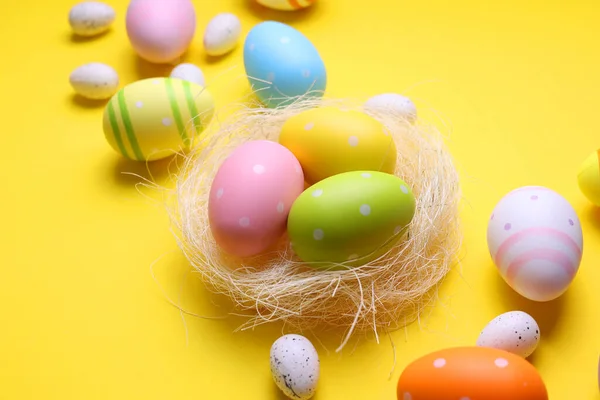 Huevos Pascua Sobre Fondo Coloreado Fondo Festivo Foto Alta Calidad —  Fotos de Stock