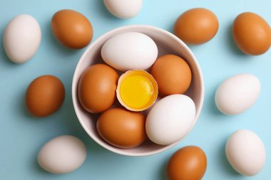 Renkli arka planda taze çiftlik yumurtaları. Yüksek kalite fotoğraf