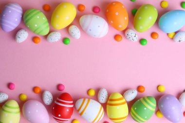 Renkli arka planda Paskalya yumurtaları, şenlikli bir arka plan. Yüksek kalite fotoğraf